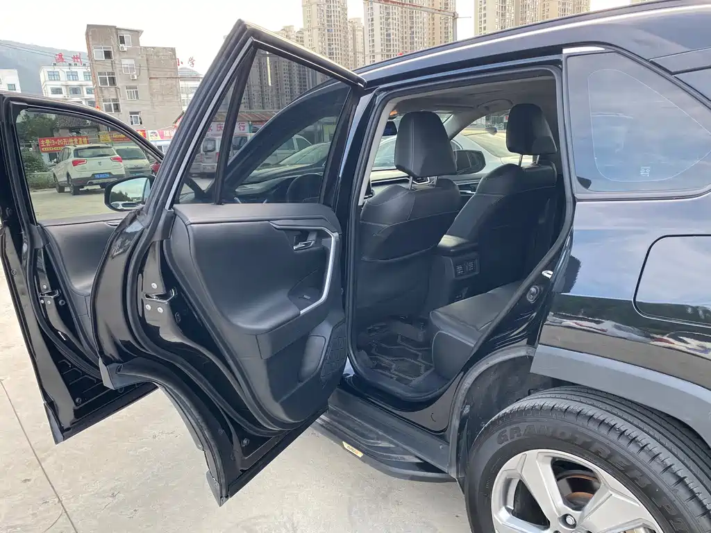 Toyota RAV4 — миниатюра 10
