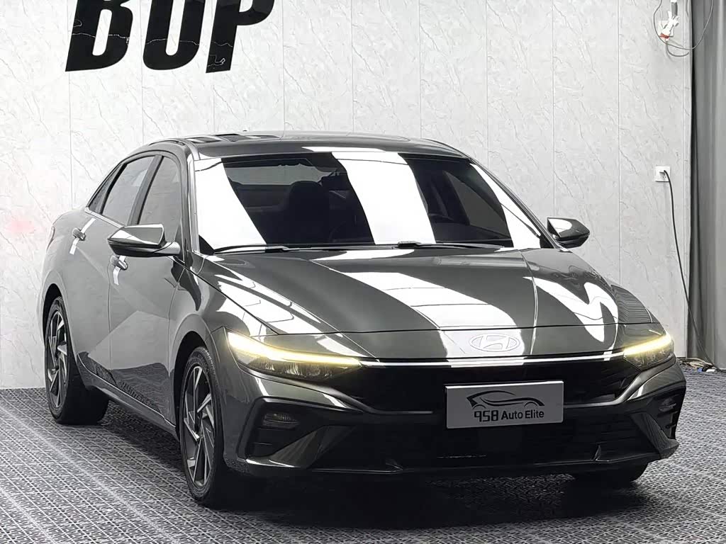 Hyundai Elantra 1.5 л 2023 г. Серебристо-серый, пробег 32000 км