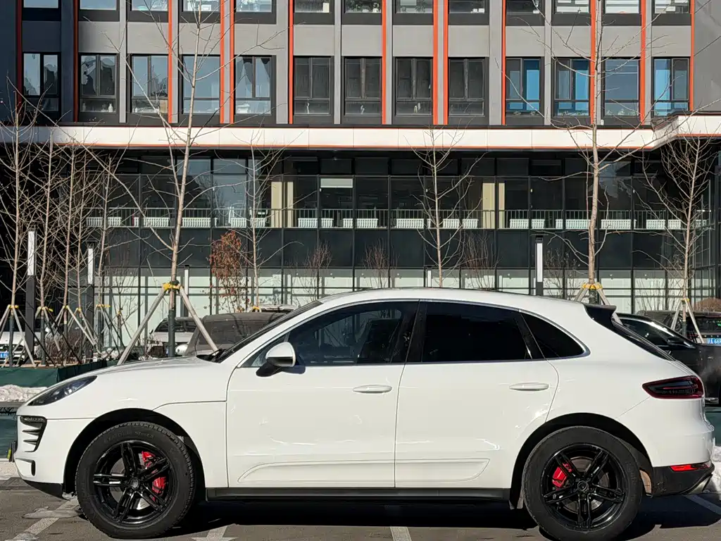 PORSCHE MACAN