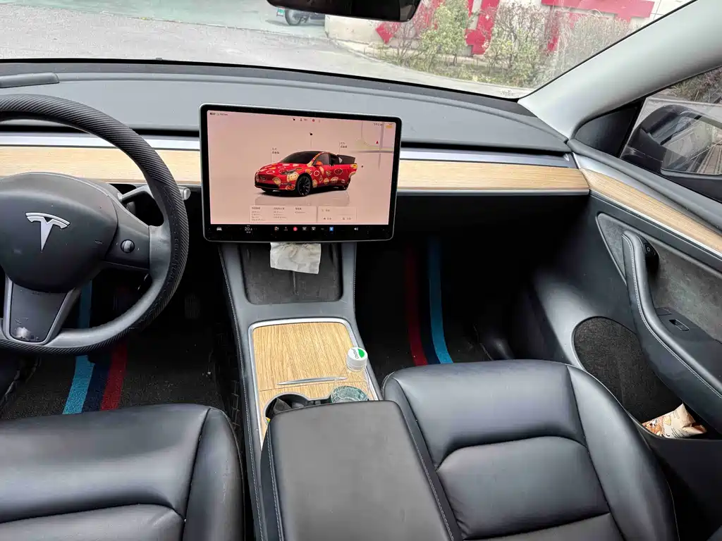 Tesla Model Y — миниатюра 6