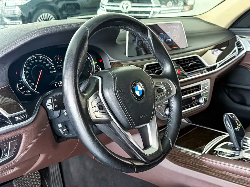 BMW 7 Series — миниатюра 12