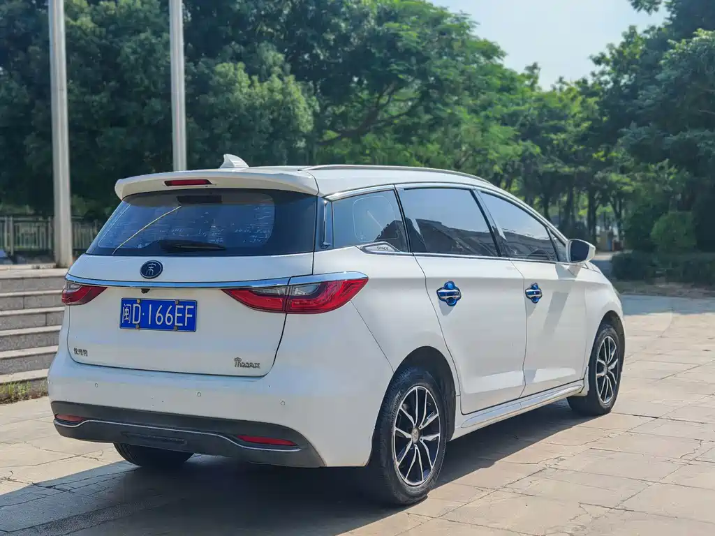 BYD MAX — миниатюра 4