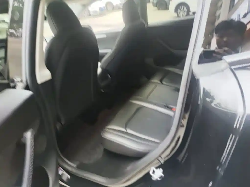 Tesla Model Y — миниатюра 6