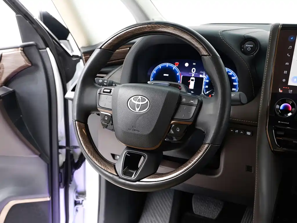 Toyota Alphard — миниатюра 6