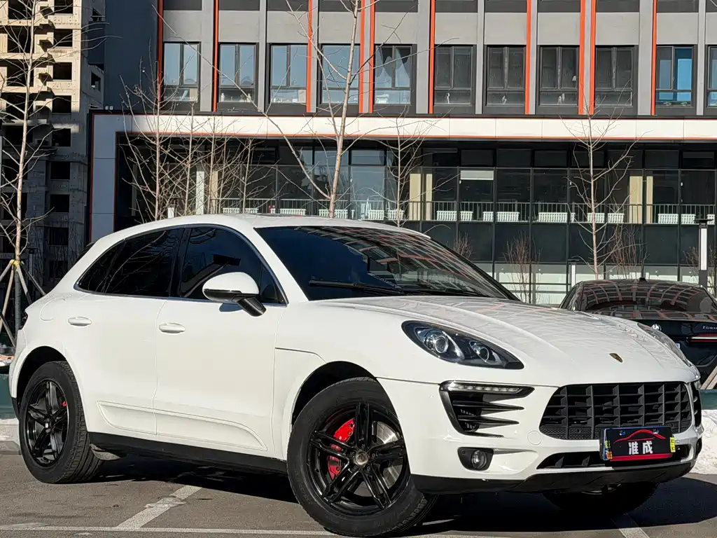 PORSCHE MACAN