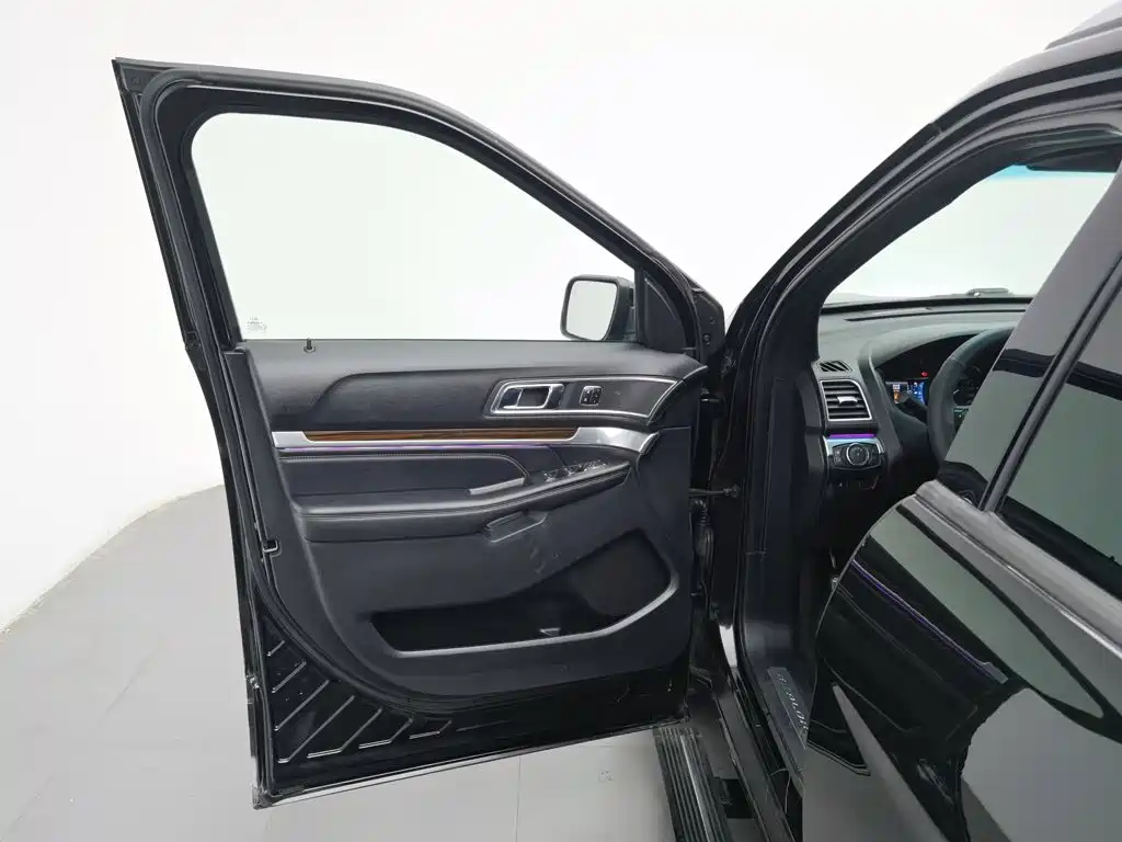 Ford Explorer (Import) — миниатюра 8