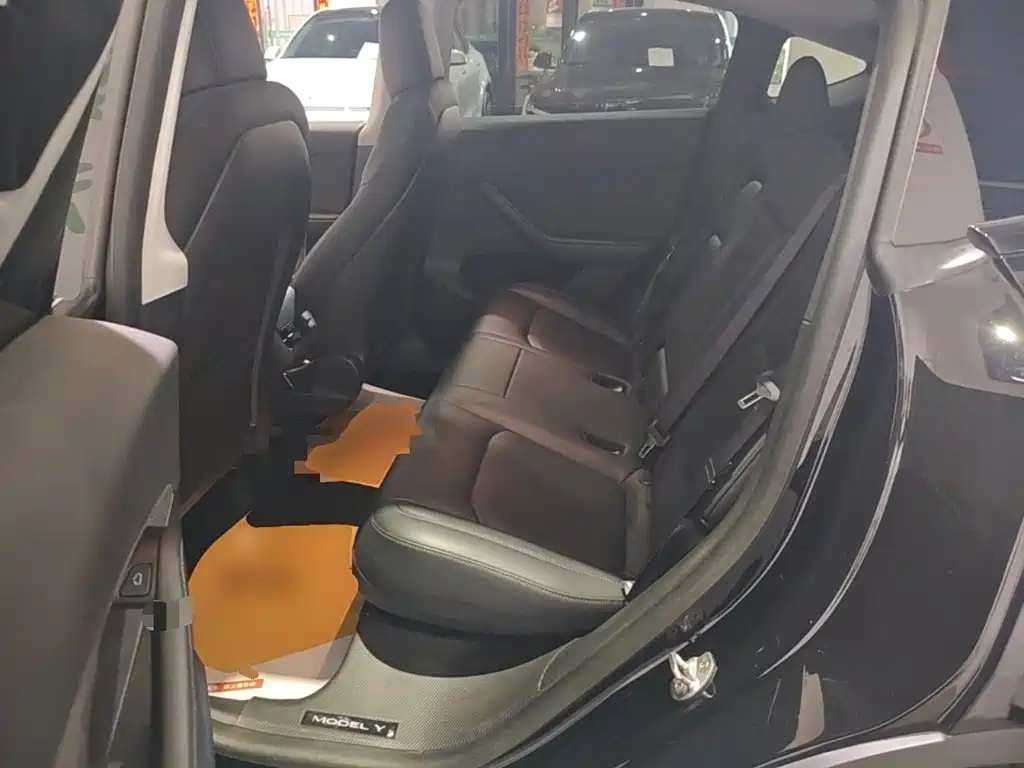 Tesla Model Y — миниатюра 17