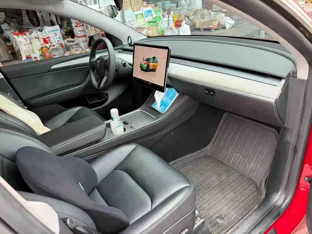 Tesla Model Y — миниатюра 6