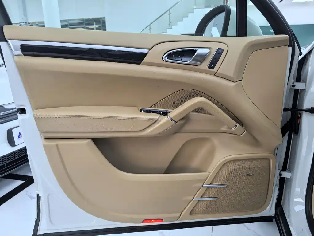 Porsche Cayenne — миниатюра 4