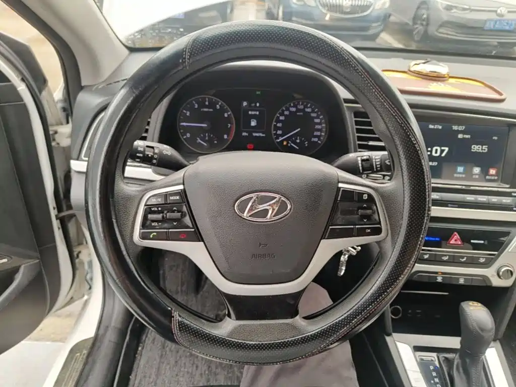 Hyundai Elantra — миниатюра 11