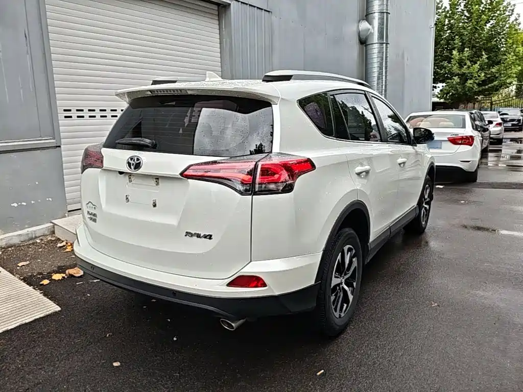 Toyota RAV4 — миниатюра 7