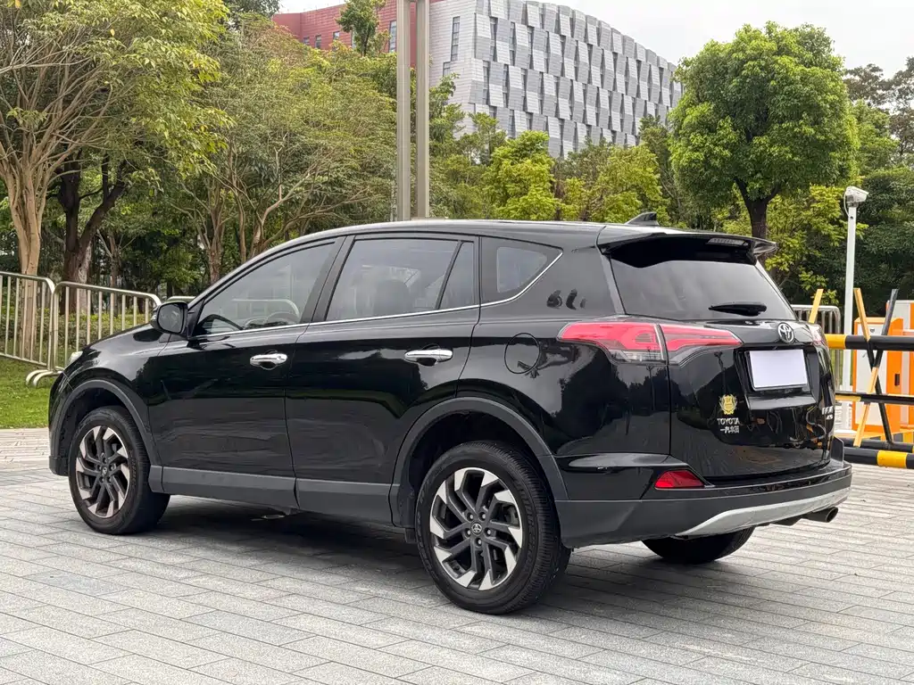 Toyota RAV4 — миниатюра 8
