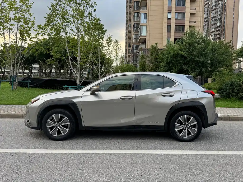 Lexus UX New Energy — миниатюра 3