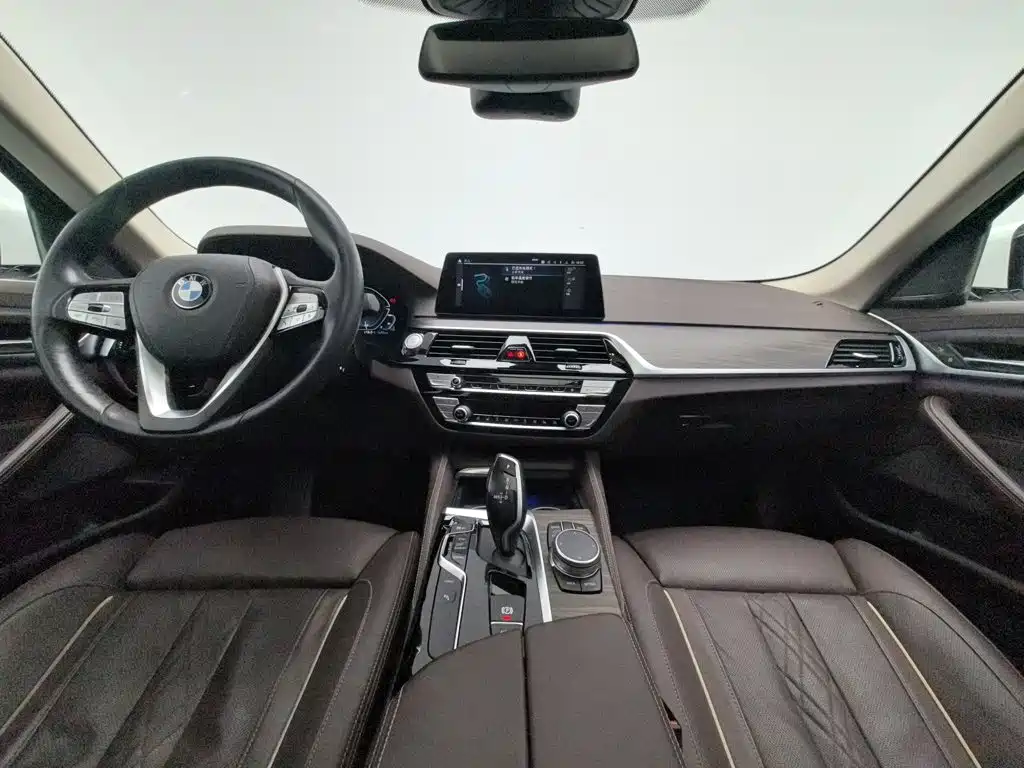 BMW 5 Series New Energy — миниатюра 5