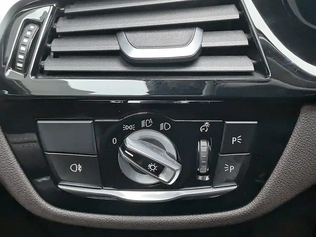 BMW 5 Series New Energy — миниатюра 21