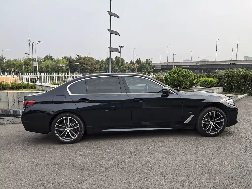 BMW 5 Series — миниатюра 8