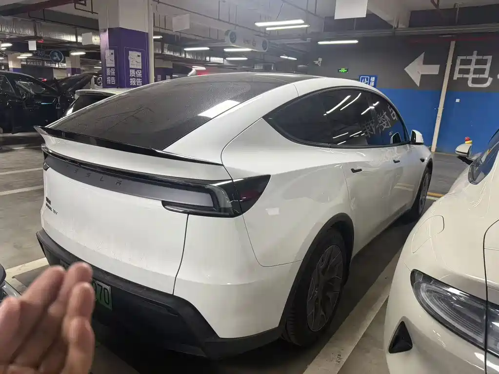Tesla Model Y L — миниатюра 6