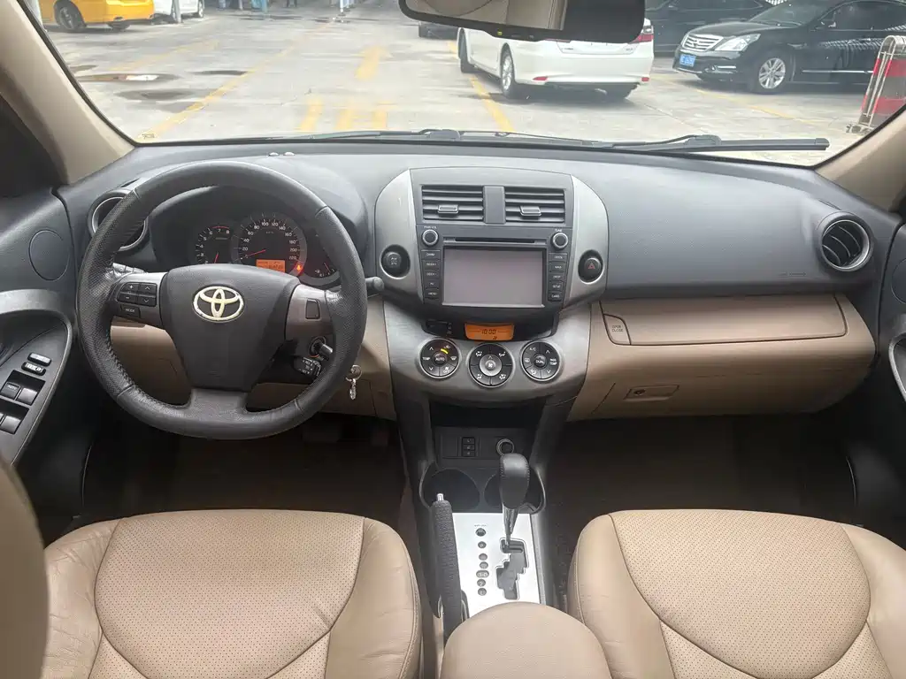 Toyota RAV4 — миниатюра 5