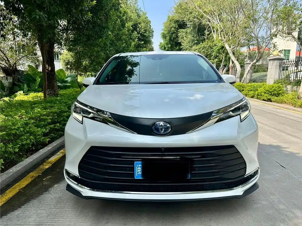 Toyota Sienna — миниатюра 2