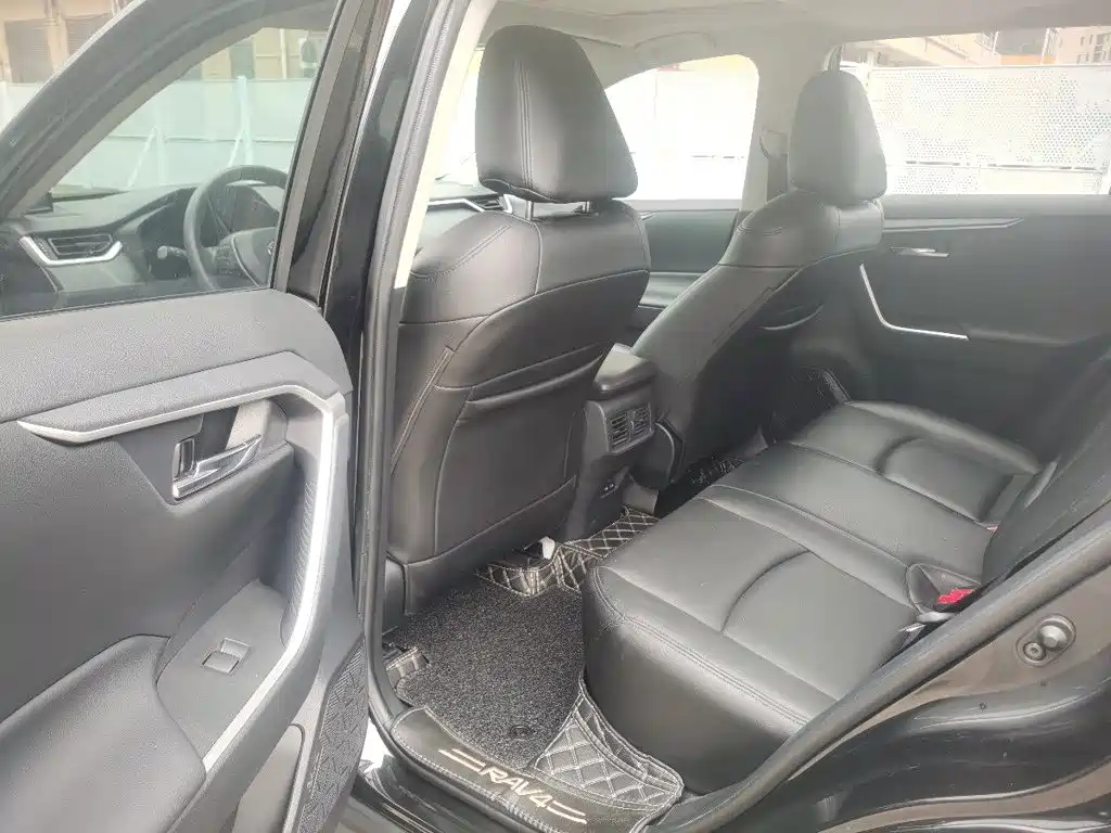 Toyota RAV4 — миниатюра 6