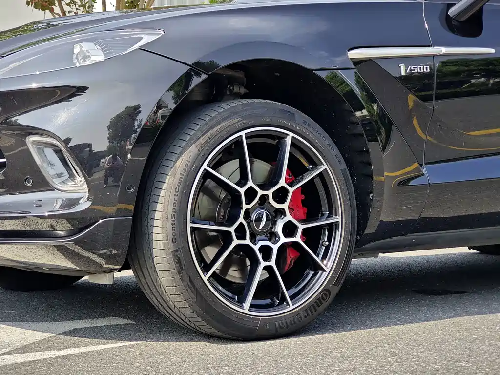 Aston Martin DBX — миниатюра 4