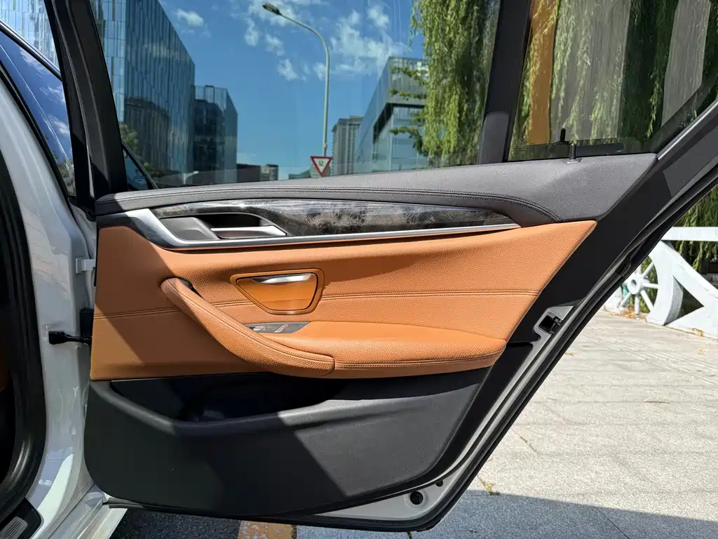 BMW 5 Series — миниатюра 12