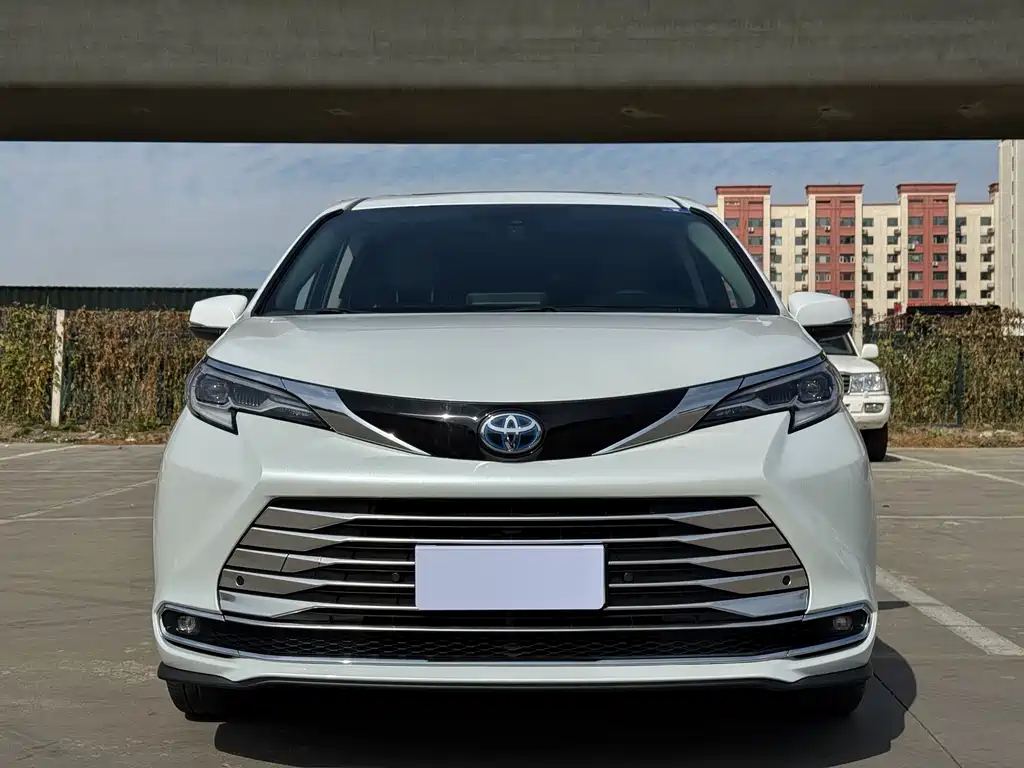 Toyota Sienna — миниатюра 2