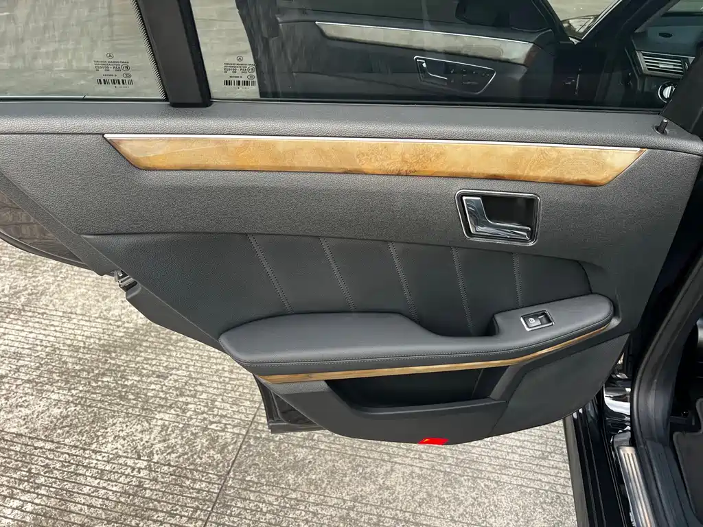 Mercedes-Benz E-Class (Import) — миниатюра 11