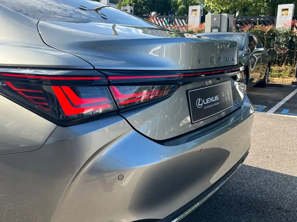 Lexus ES — миниатюра 8