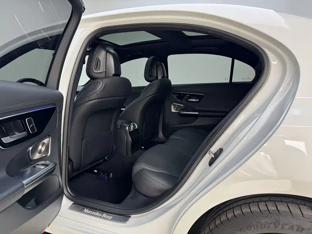 Mercedes-Benz C-Class — миниатюра 6
