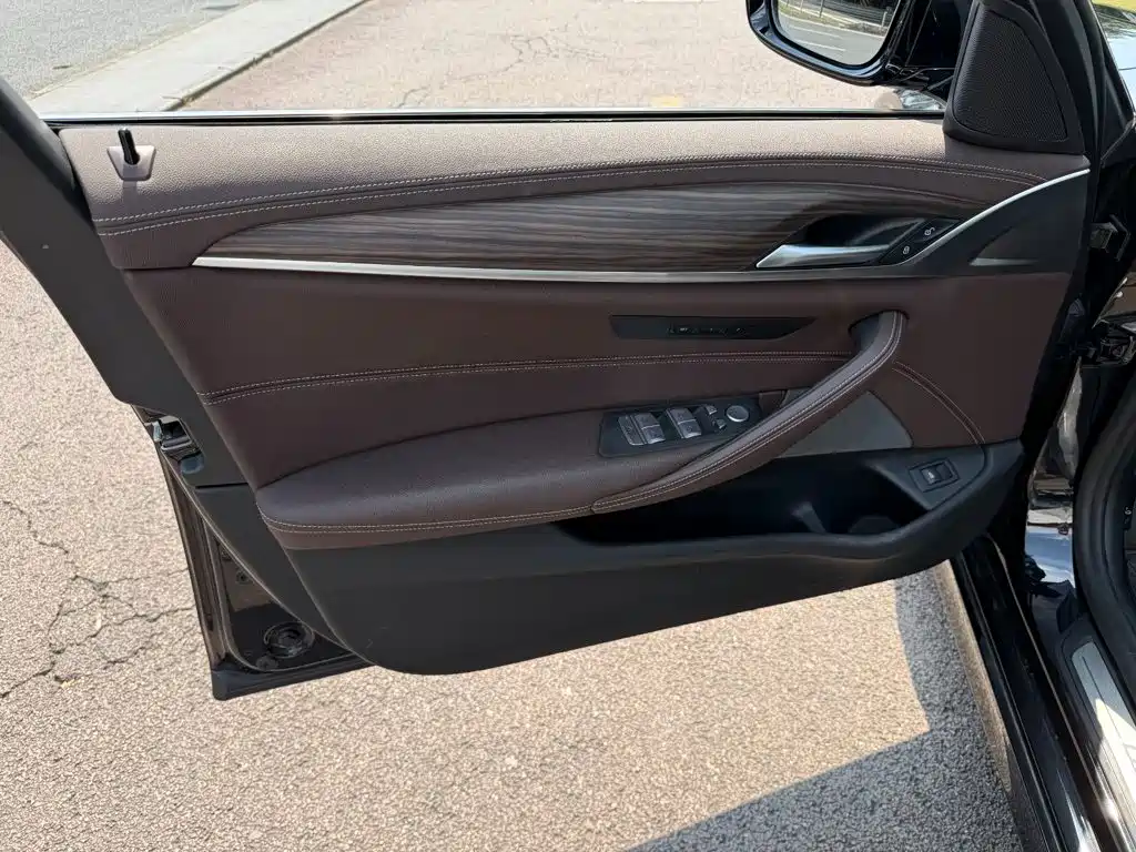 BMW 5 Series — миниатюра 6