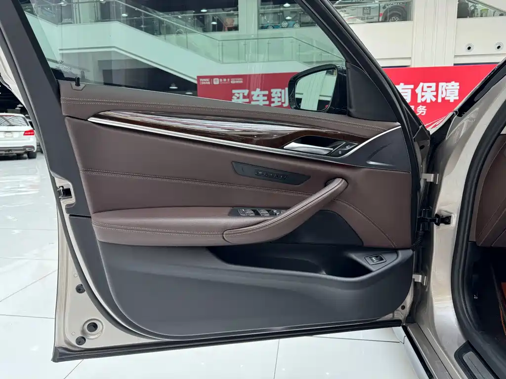 BMW 5 Series — миниатюра 8