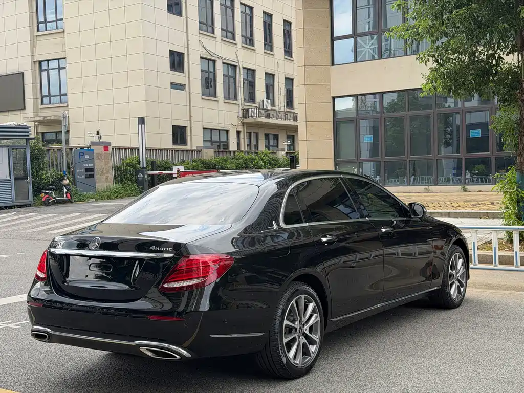 Mercedes-Benz E-Class — миниатюра 12
