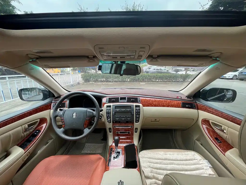 Toyota Crown — миниатюра 6
