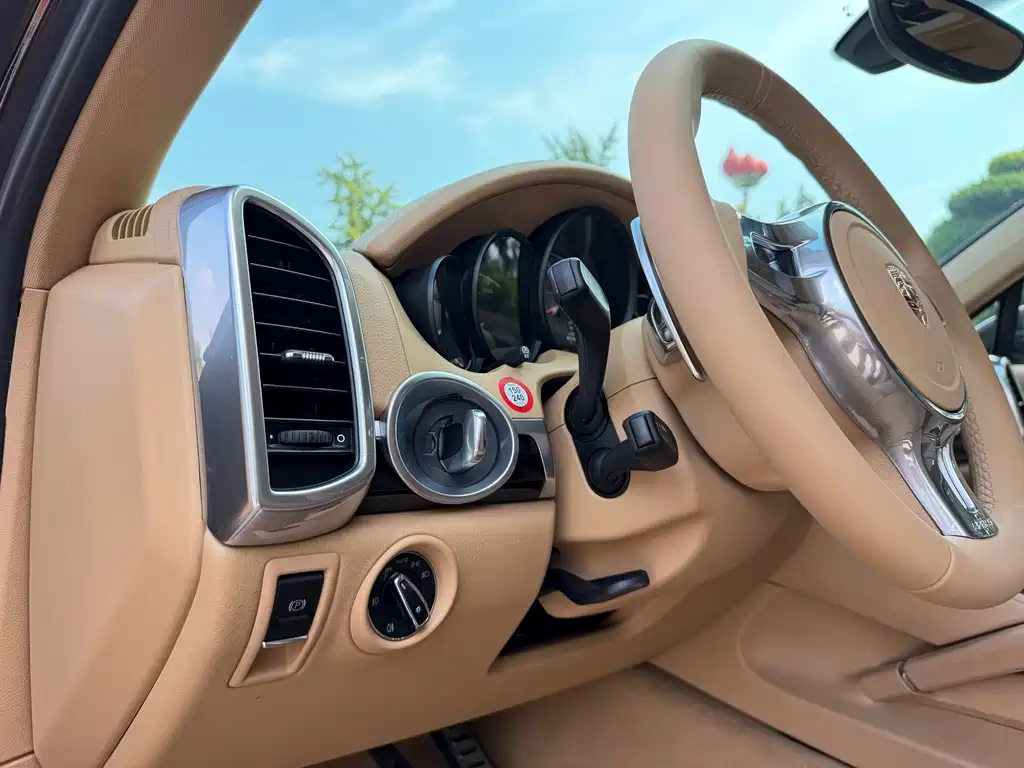 Porsche Cayenne — миниатюра 15