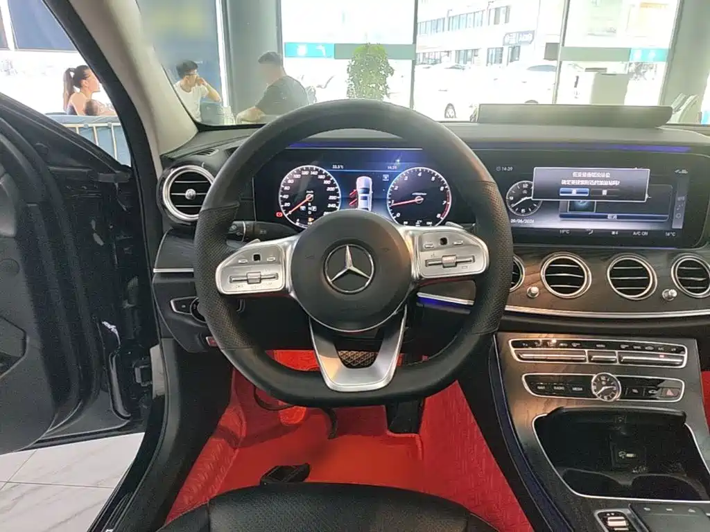Mercedes-Benz E-Class — миниатюра 11