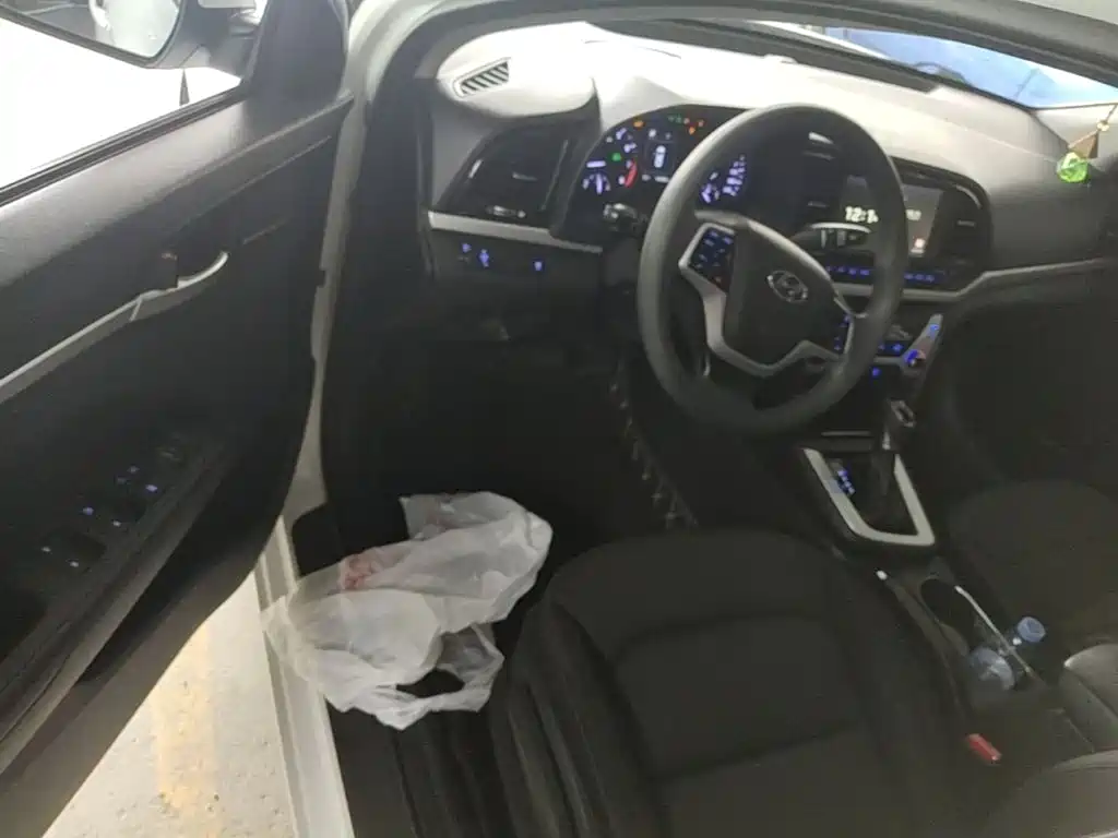 Hyundai Elantra — миниатюра 16