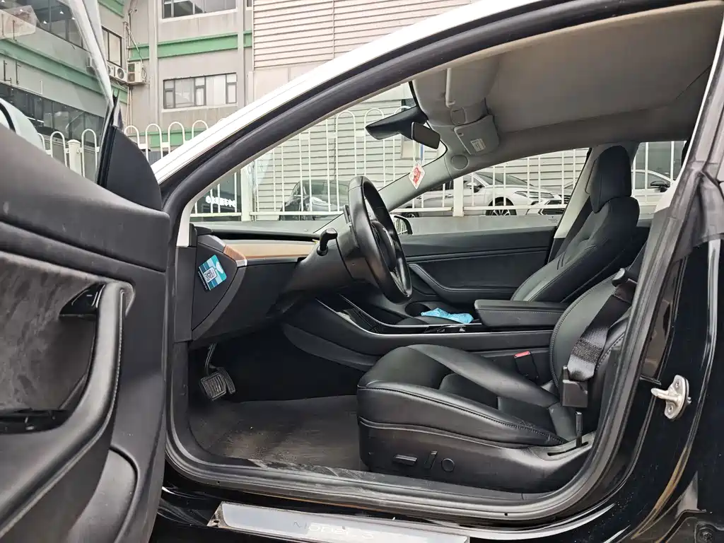 Tesla Model 3 — миниатюра 14
