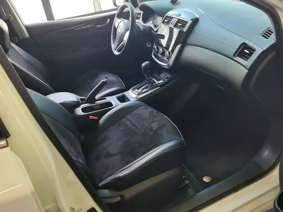 Nissan Tiida — миниатюра 8