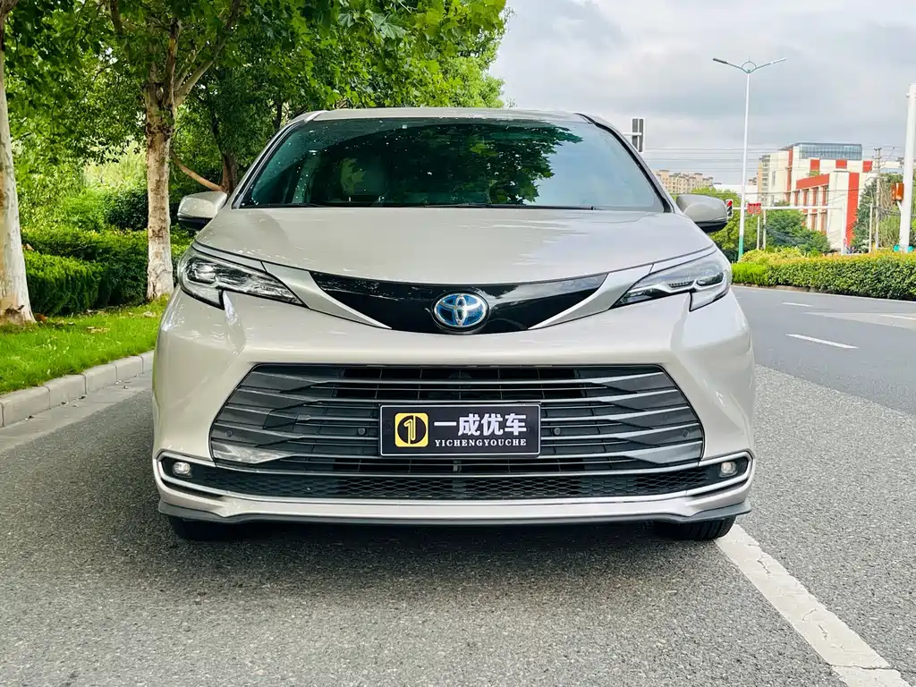 Toyota Sienna — миниатюра 2