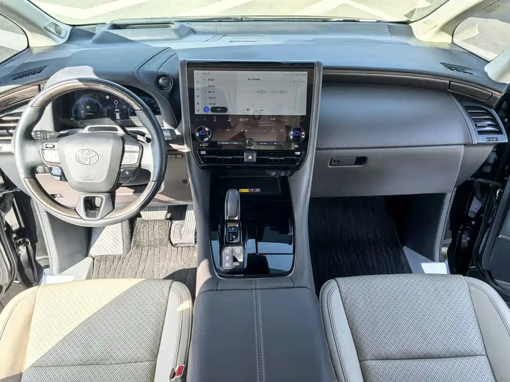 Toyota Alphard — миниатюра 7