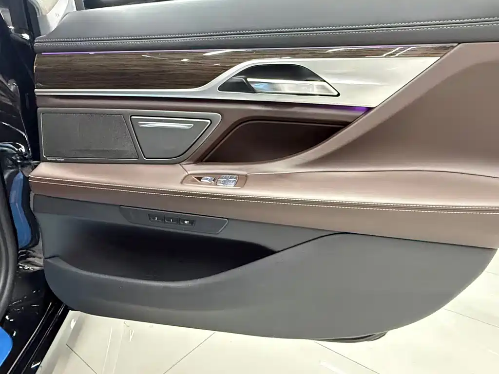 BMW 7 Series — миниатюра 19