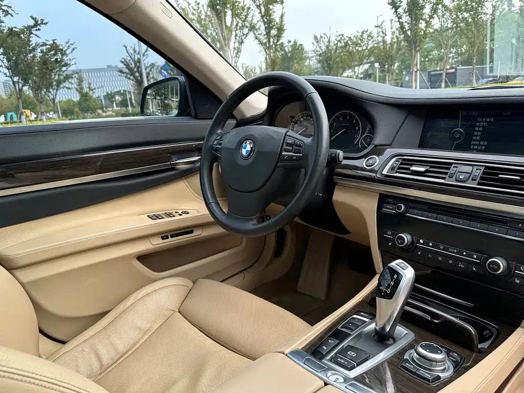 BMW 7 Series — миниатюра 12