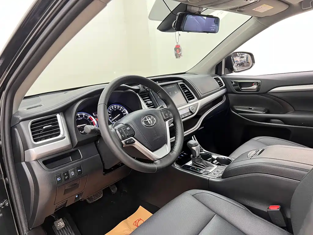 Toyota Highlander 2021 2.0T Luxury 7 мест