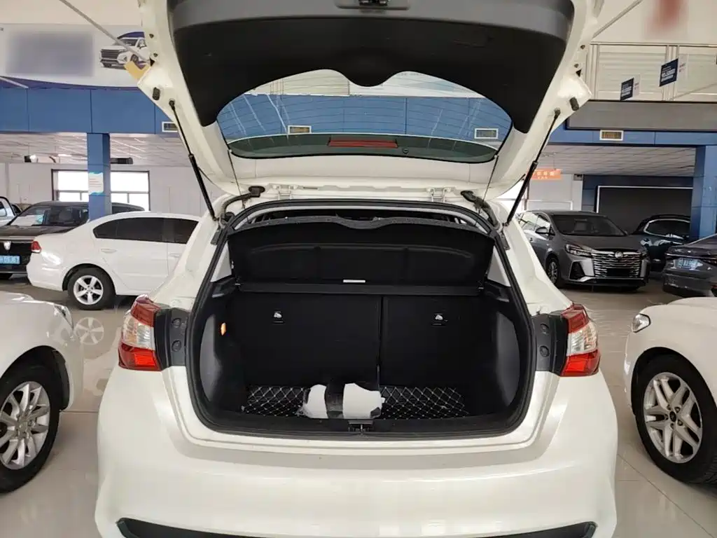 Nissan Tiida — миниатюра 19