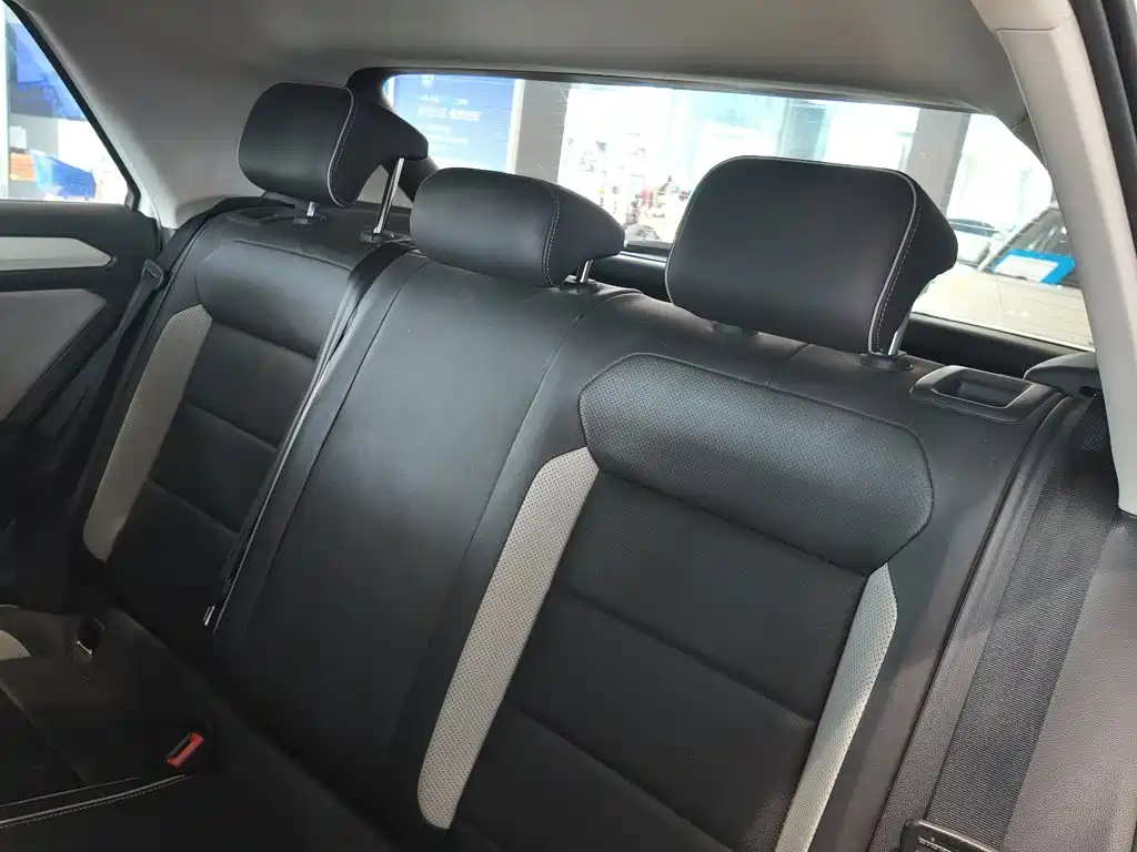 Volkswagen T-Roc — миниатюра 9