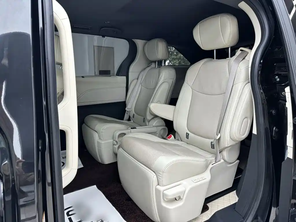 Toyota Sienna — миниатюра 18