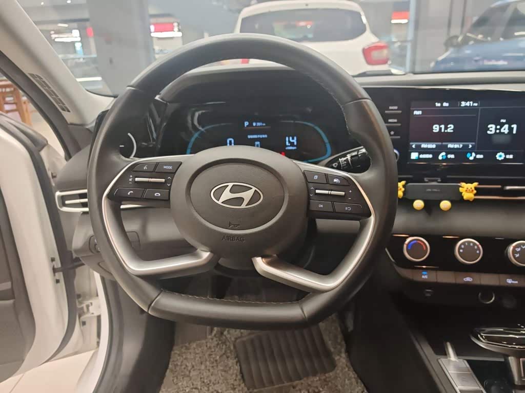 Hyundai Elantra 1.5 л 2024 г. Белый, пробег 44700 км