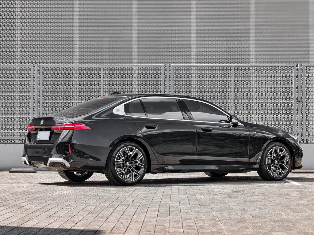 BMW 5 Series — миниатюра 6