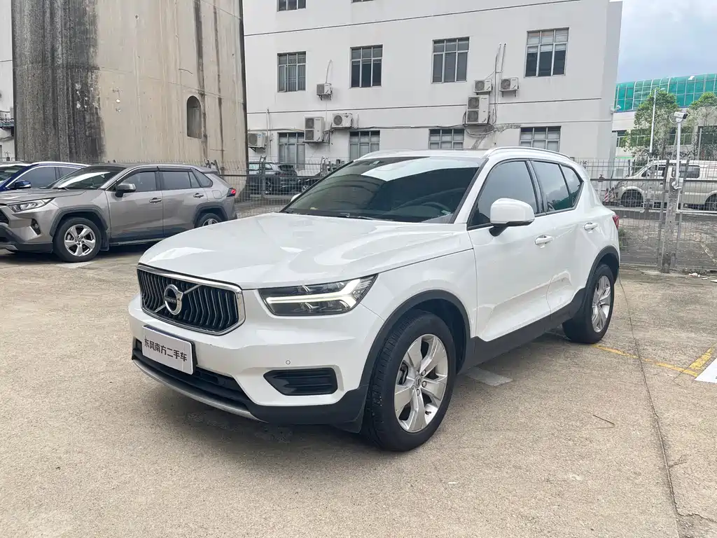 Купить Volvo XC40